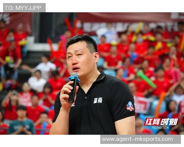 张伟的足球梦想与奋斗历程：从草根球员到职业联赛的辉煌之路